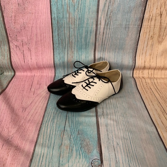 Super cute black and white lace up oxfords size 7.5 - Picture 1 of 11